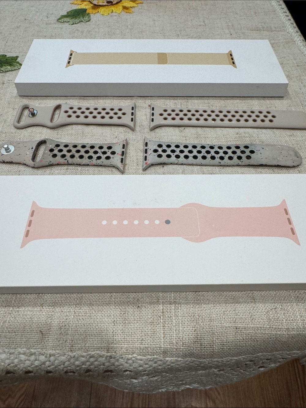 Bundle of 4 Apple Watch 44MM s/m bands - Picture 2 of 8